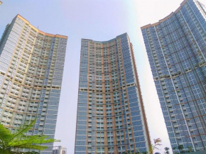 Serene and Best Location 2BR Gold Coast Apartment By Travelio